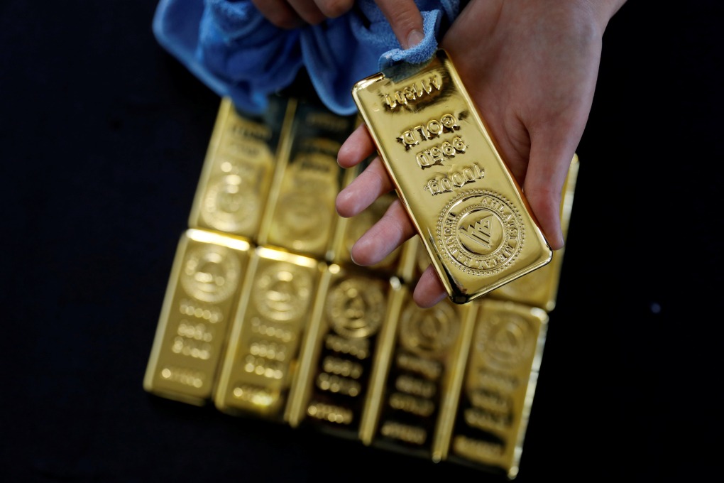 Global gold prices reverse decline