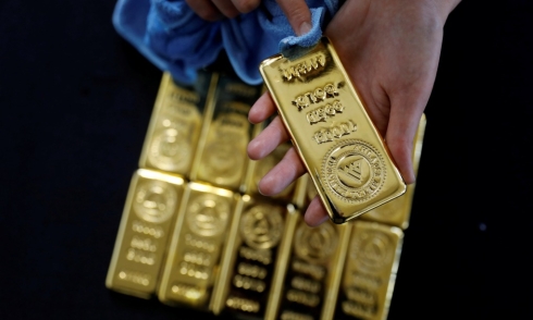 Global gold prices reverse decline