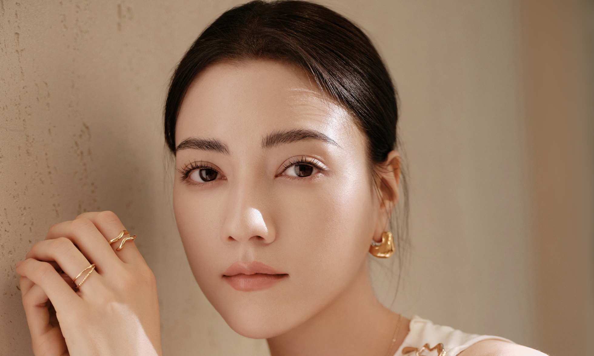 Russian beauty's allure in romance with Hong Kong scion
