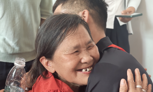 Siblings reunite after 39 years living 10 km apart