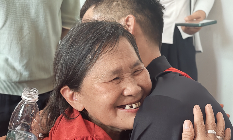 Siblings reunite after 39 years living 10 km apart