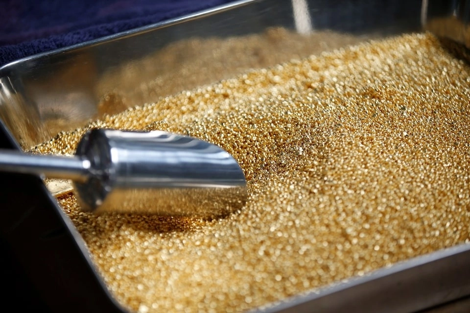 Global gold prices' downward trend persists