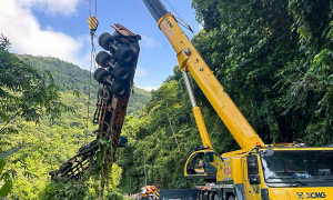 200-ton crane recovers container truck from Bao Loc pass ravine