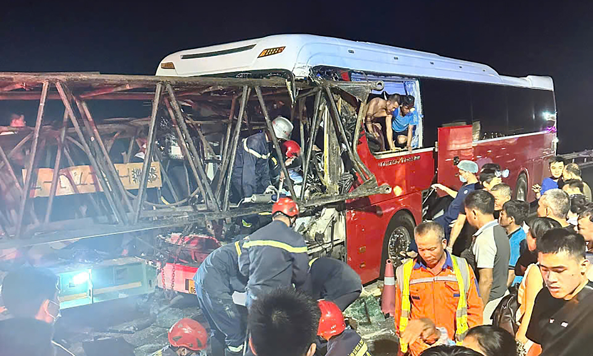 Passenger bus collides with semi-trailer on expressway, 9 injured