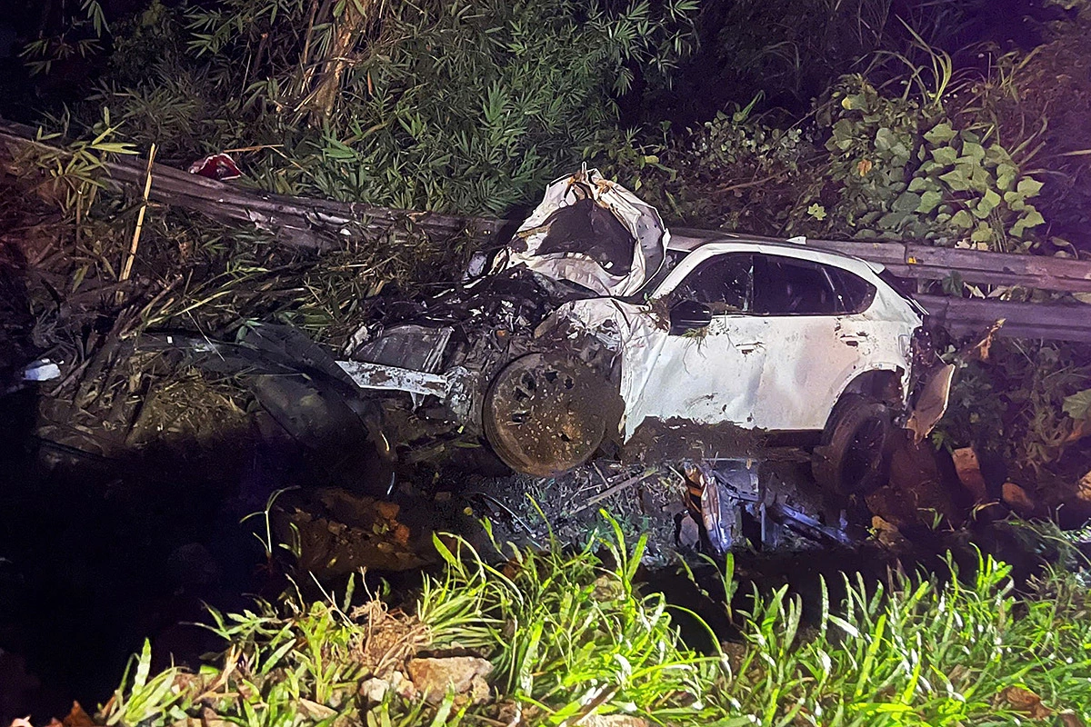 Container truck and car plunge into ravine after multi-vehicle accident on Bao Loc Pass