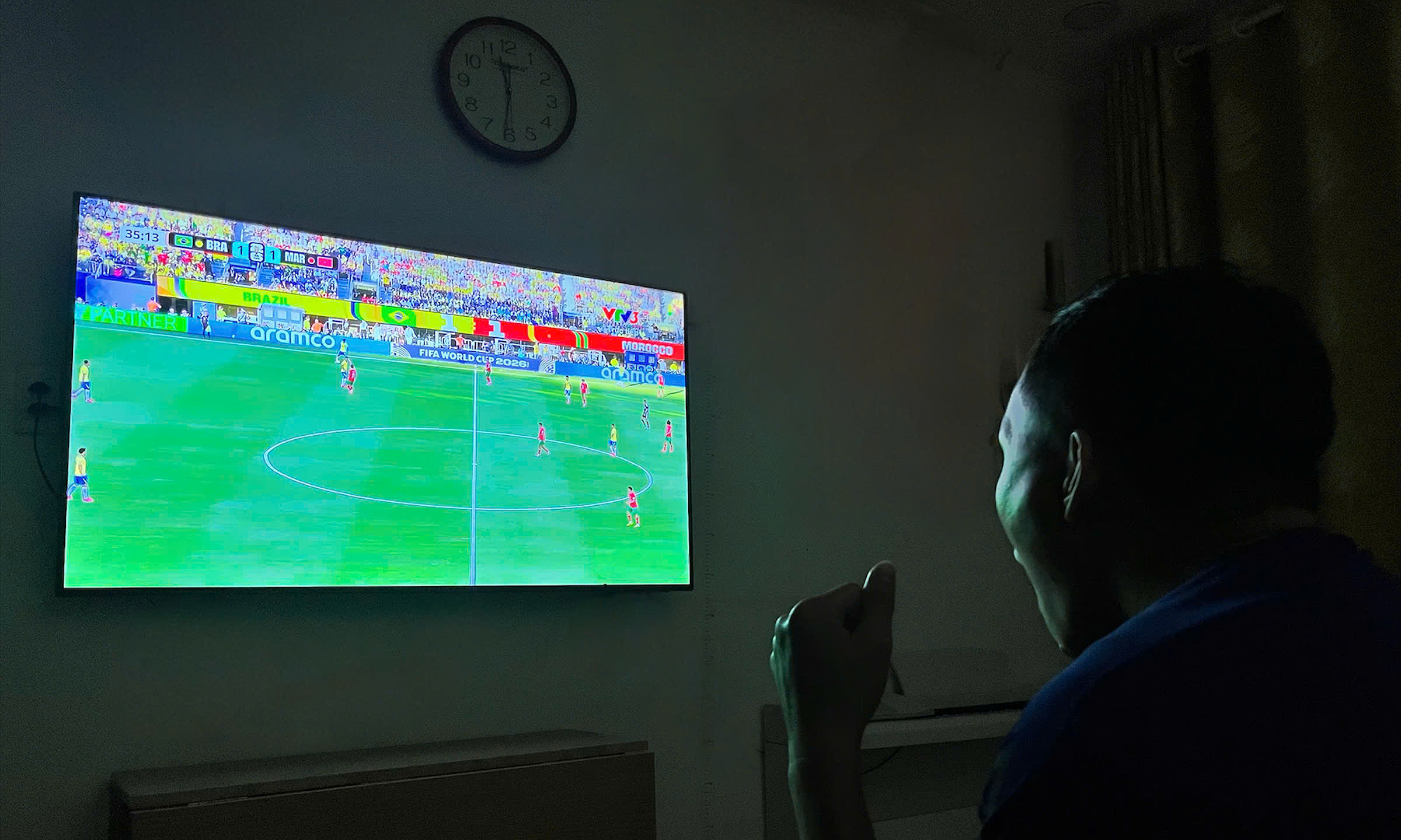 How watching TV and phones in the dark harms your eyes