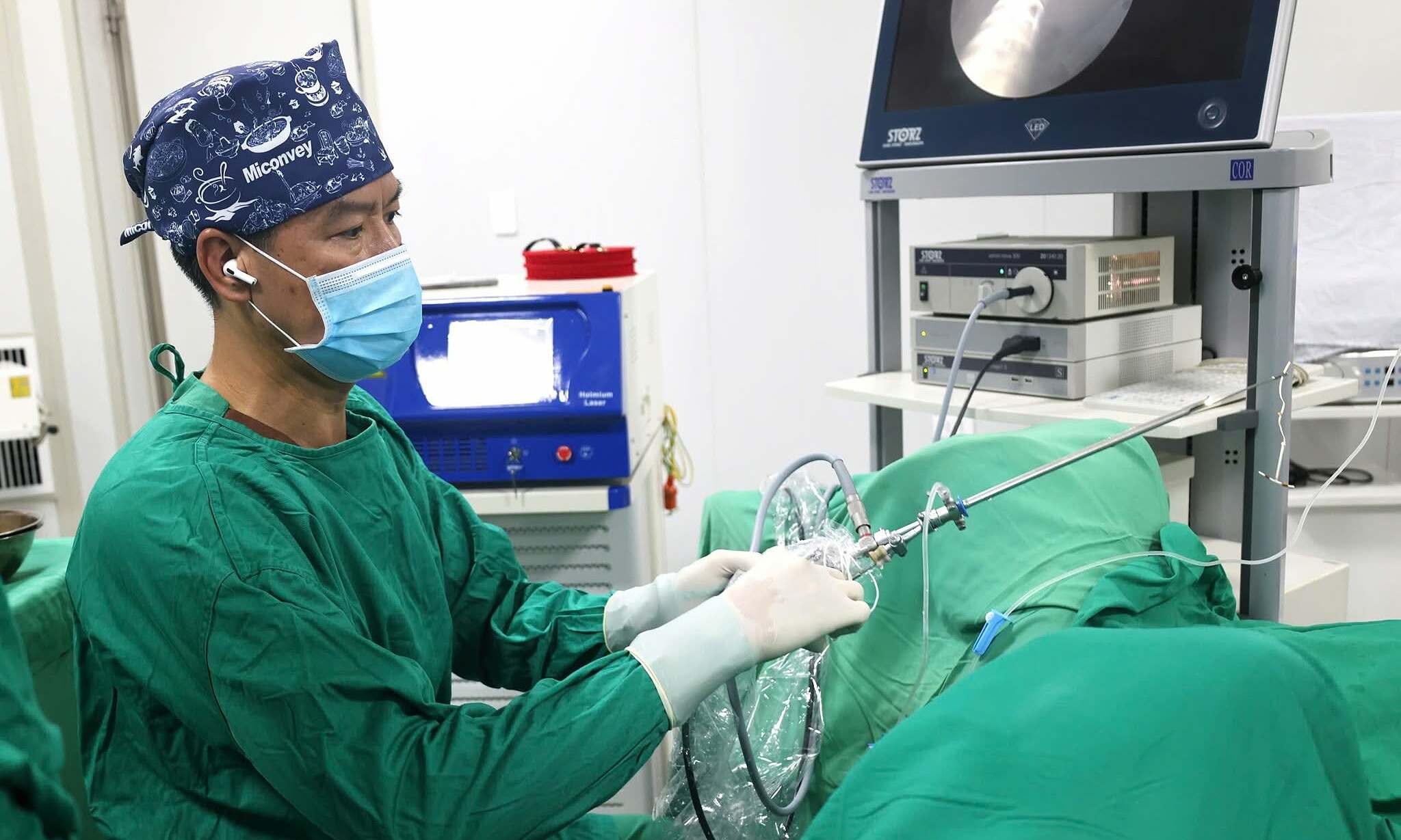 Displaced intrauterine device encrusted with stones