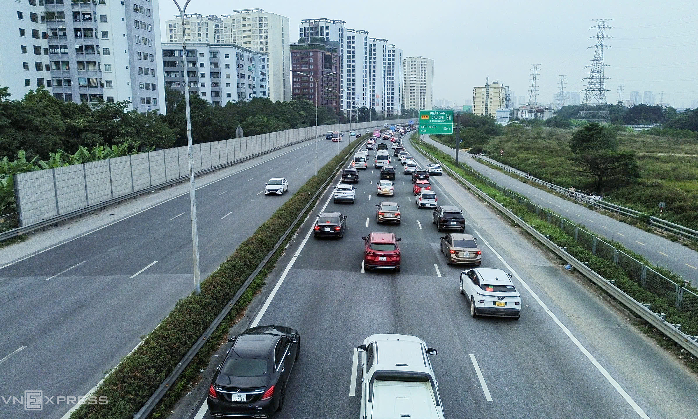 Construction of interchange connecting Phap Van - Cau Gie expressway with international sports urban area