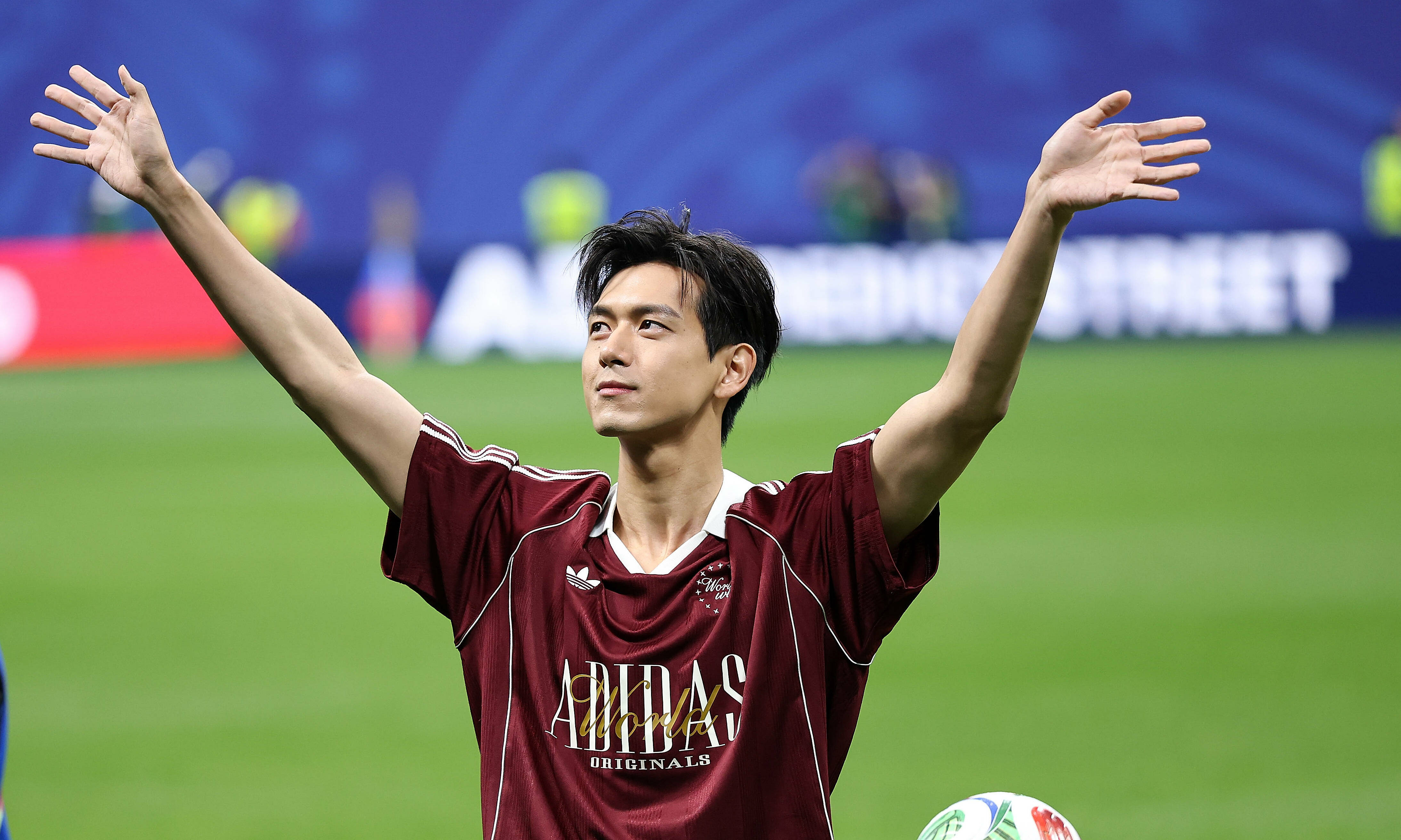 Actor Li Xian creates a buzz at the World Cup