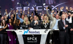 Who owns billion-dollar stakes in SpaceX?