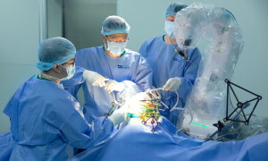 AI robot performs knee replacement surgery for patient