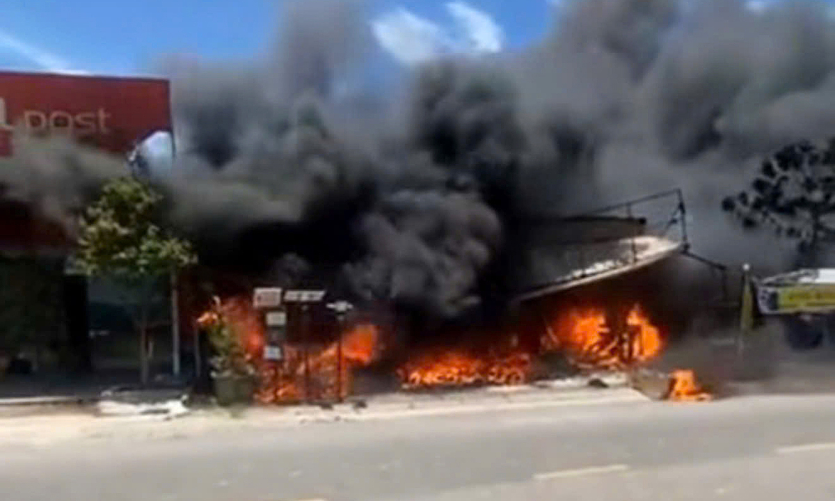 Electronics store in Ha Tinh catches fire