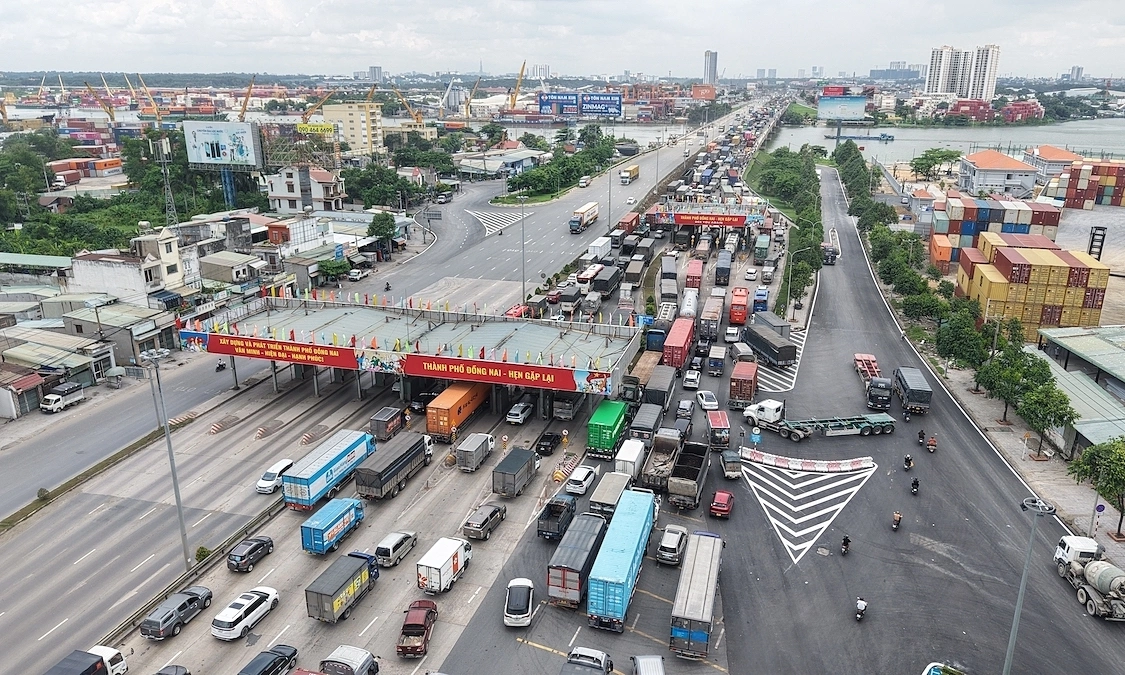 Dong Nai bridge congested for many kilometers at midday