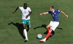 World Cup final pitch criticized for resembling artificial turf