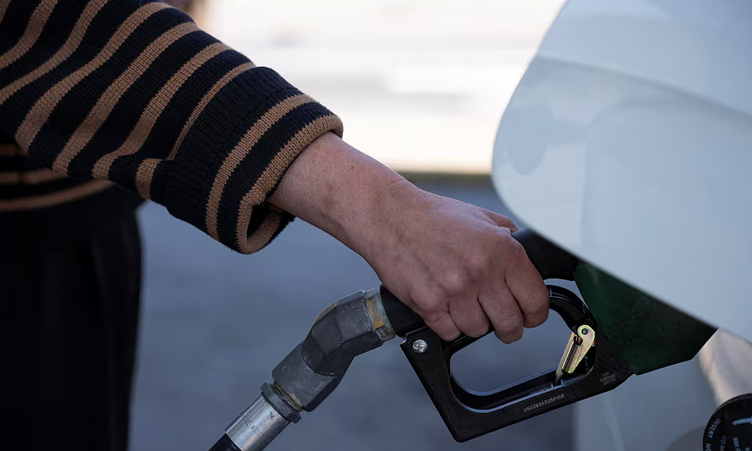 US gasoline prices drop for 6 consecutive weeks