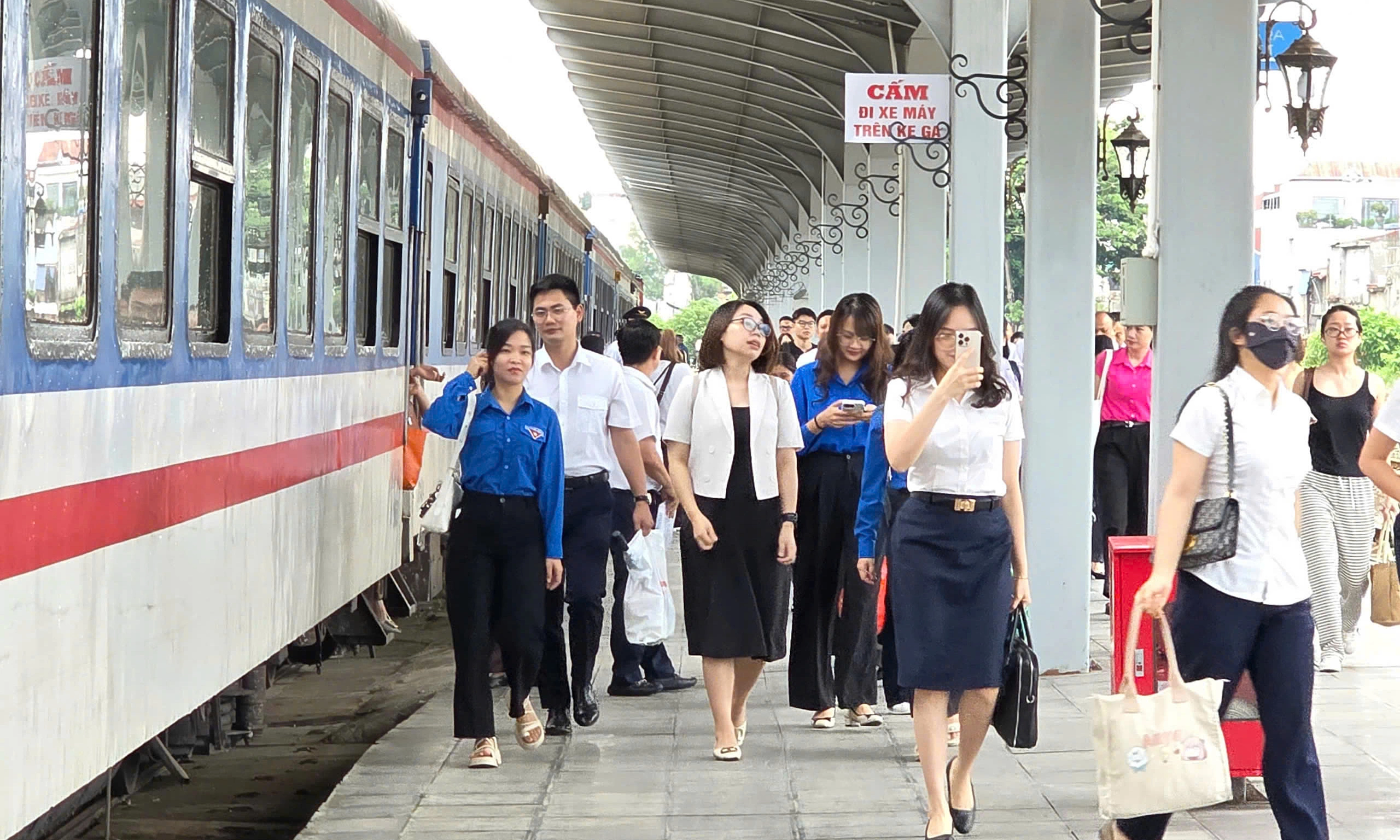 Train transports Bach Mai hospital doctors daily between Hanoi and Phu Ly