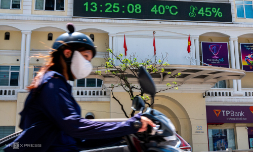 Hanoi records country's highest temperature, nearly 41 degrees C