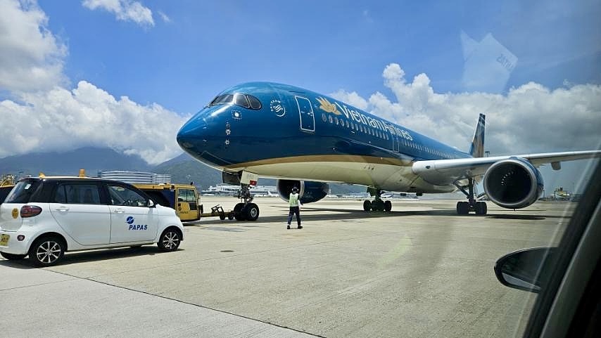 Vietnam Airlines plane lands in Hong Kong for passenger emergency