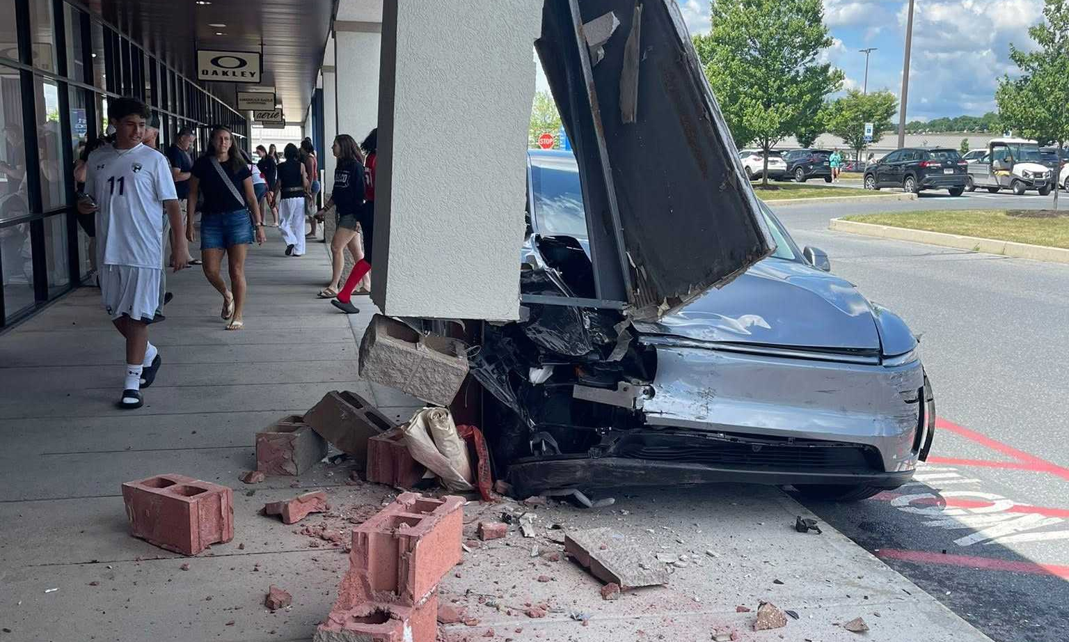 Tesla vehicles involved in serial accidents, drivers blame self-driving system