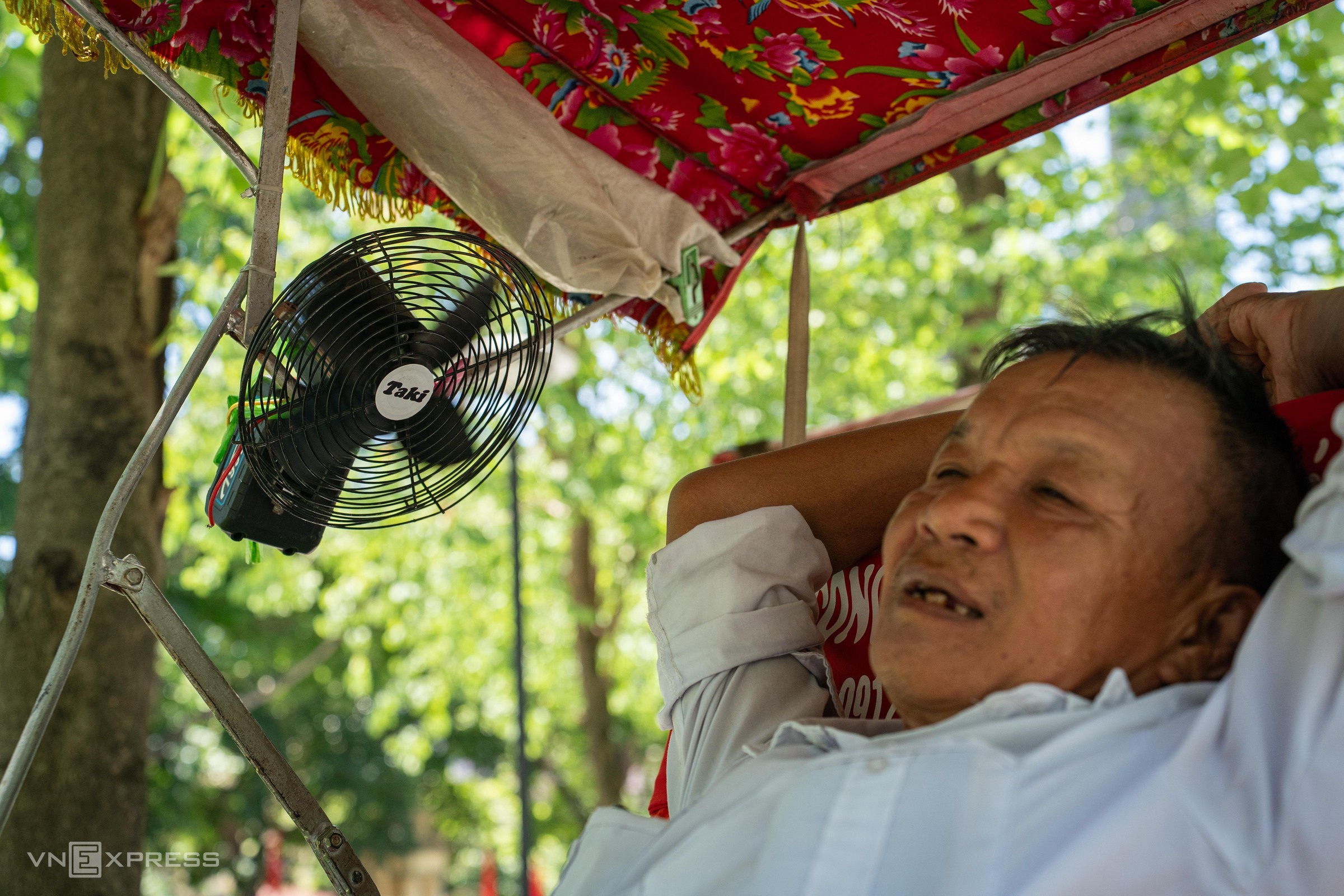 Workers struggle with severe heatwave in Hanoi