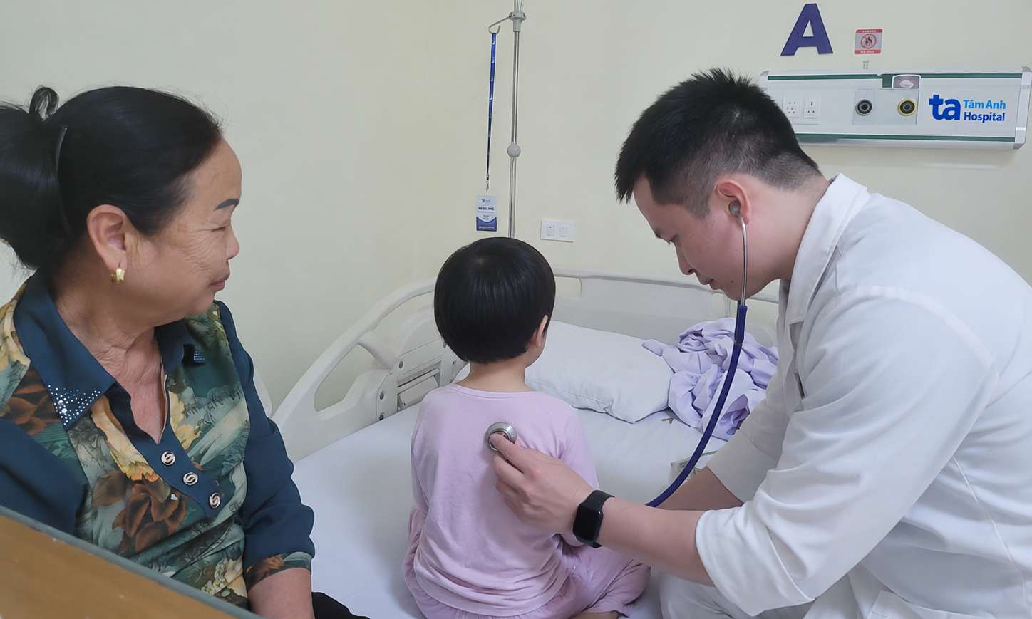 Girl's eyes swollen due to staphylococcus aureus infection