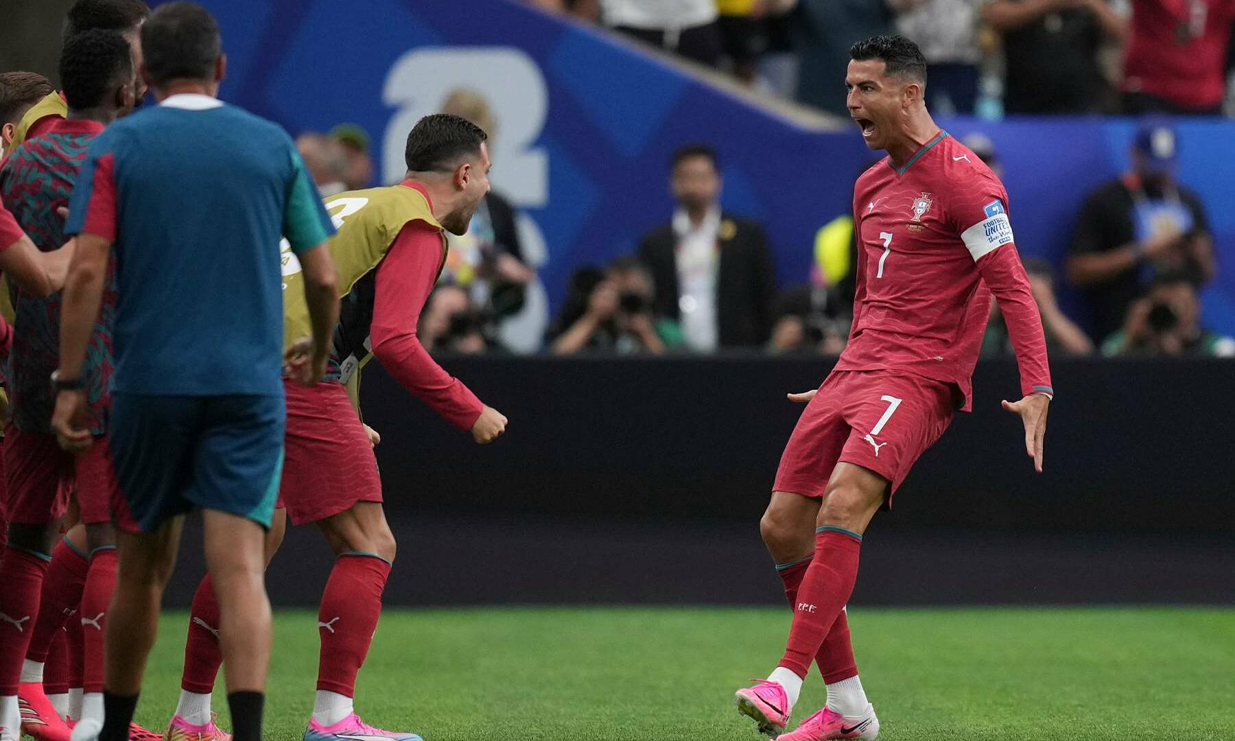 Ibrahimovic: 'Ronaldo acts like he just returned from another planet'