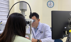 Can vitreous hemorrhage resolve on its own?