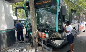 Bus crashes into tree after driver faints, suspected due to heatwave