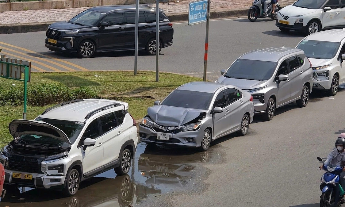 Four-car chain collision on Saigon Bridge slope