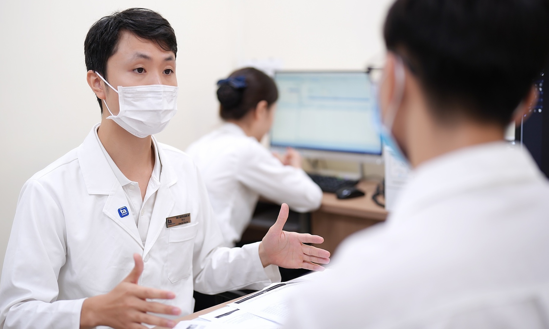 Does holding urine affect the kidneys?
