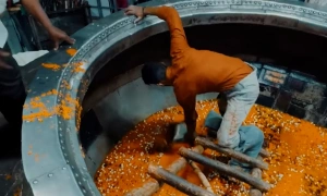 India's 450-year-old cauldron cooks nearly 5 tons of food each time
