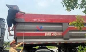 Tractor-trailer with extended cargo bed flees on National Highway 21B