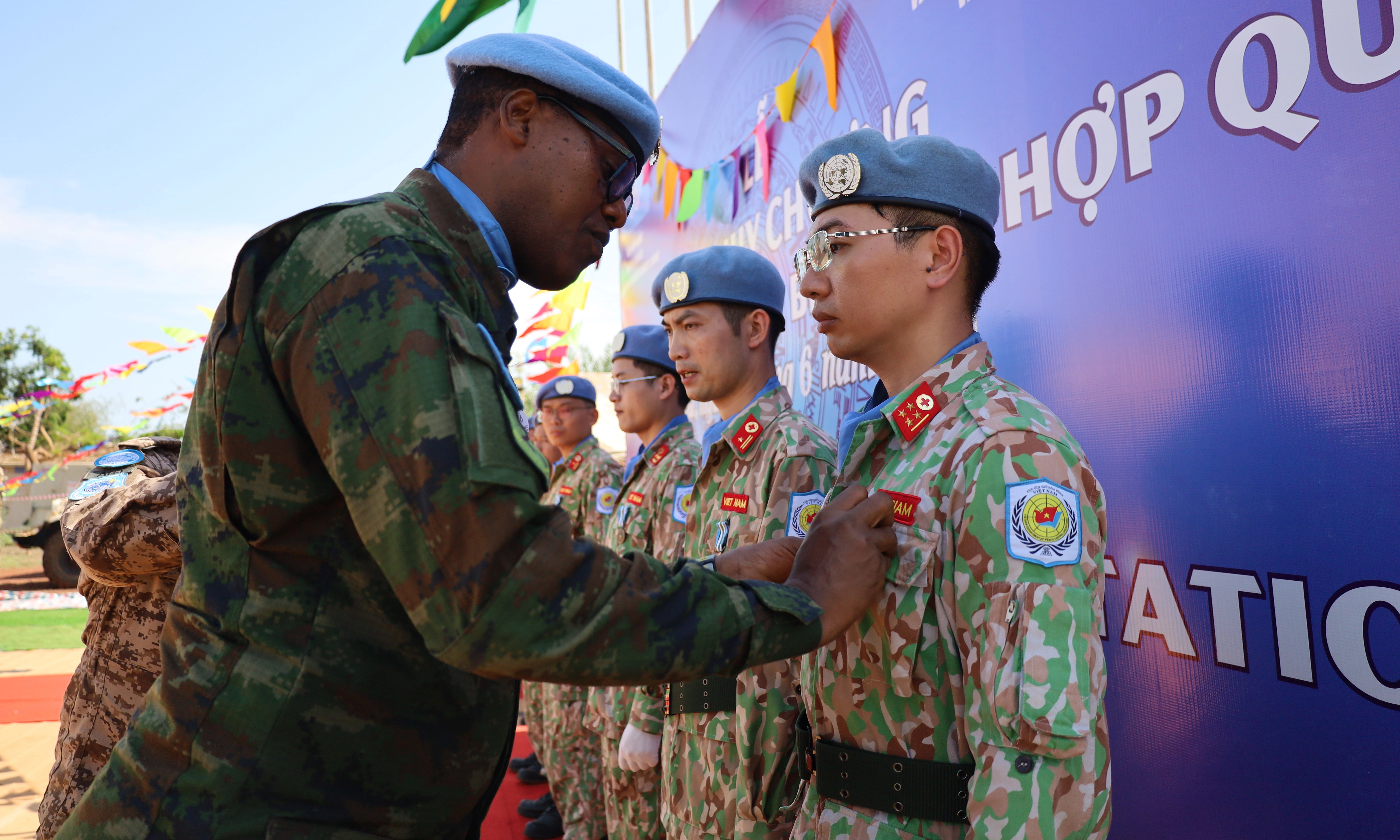 Vietnamese military medics receive United Nations peacekeeping medal