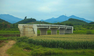Bridge worth nearly 80 billion dong unfinished due to missing approach roads