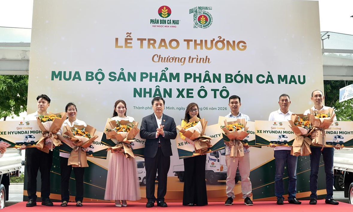 Ca Mau Fertilizer Honors Outstanding Distributors