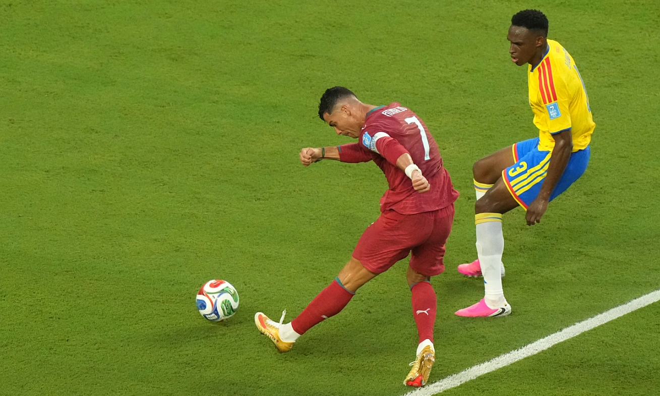 Portugal coach: "only children compare Ronaldo with Messi"
