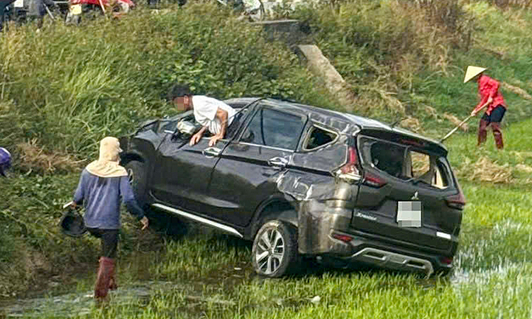 7-seater car crashes into field after large motorcycle collision