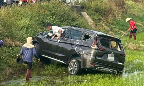 7-seater car crashes into field after large motorcycle collision