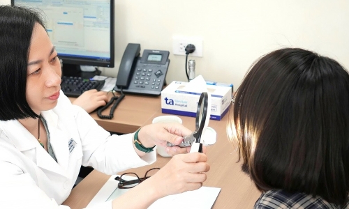 Plucking hair from moles: health risks and safe removal