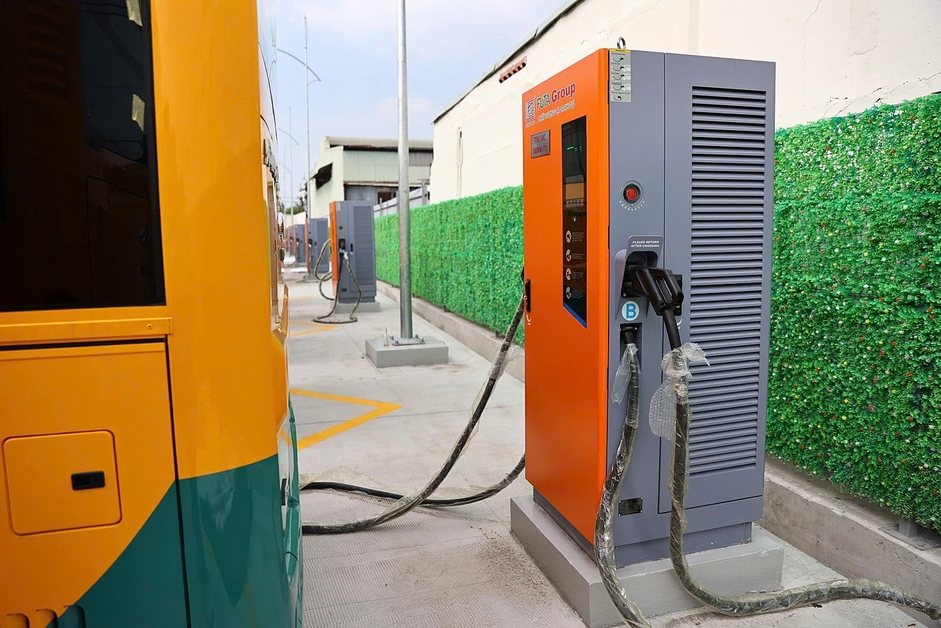 Vietnamese and Chinese businesses partner to develop electric vehicle fast charging
