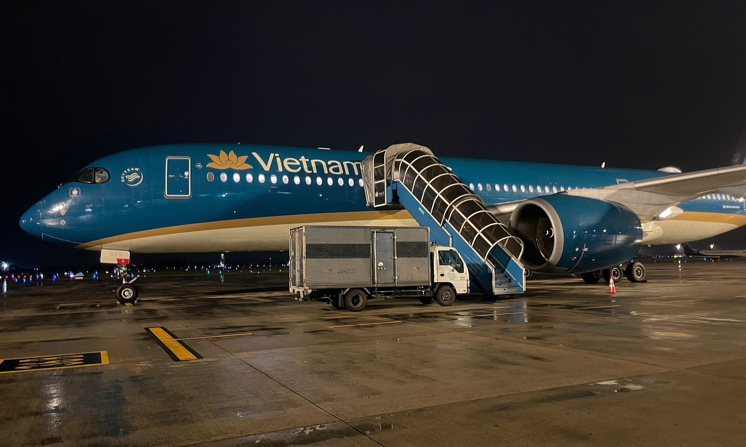 Vietnam Airlines Aircraft Transports 124 Soldiers for Earthquake Relief in Venezuela