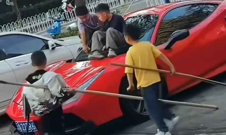 Children scratch supercar, parents reluctant to compensate