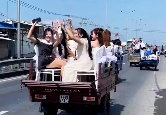 Three-wheeled vehicle wedding procession in Mekong Delta fined