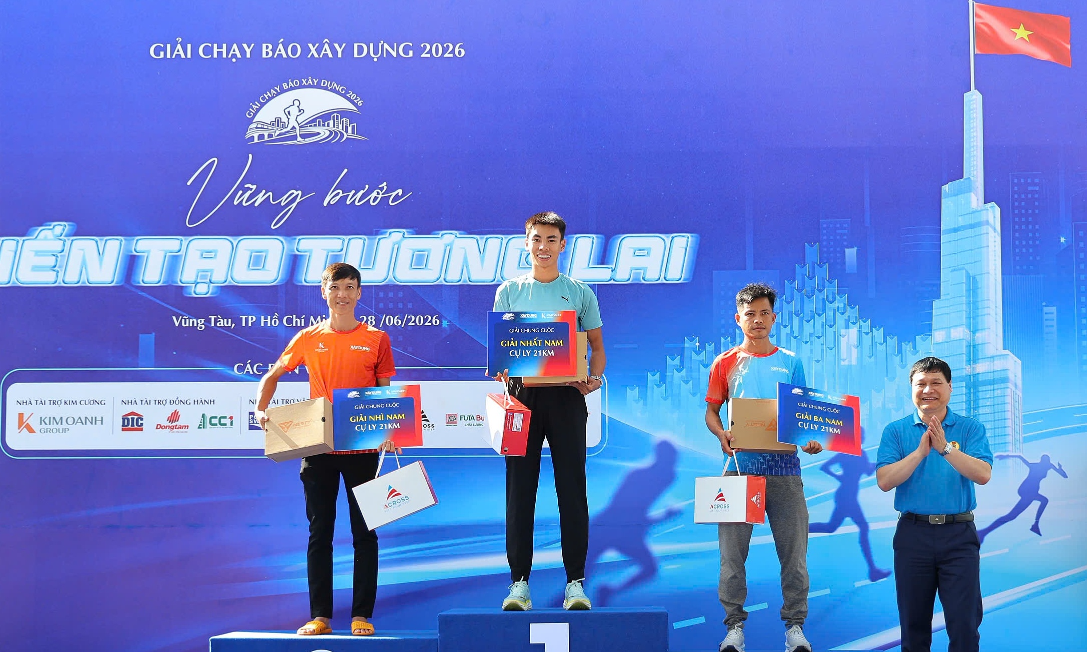 Anh Khoi wins Bao Xay Dung newspaper half marathon