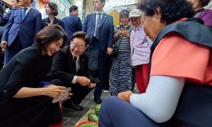 South Korean president draws attention for insisting on paying for his wife