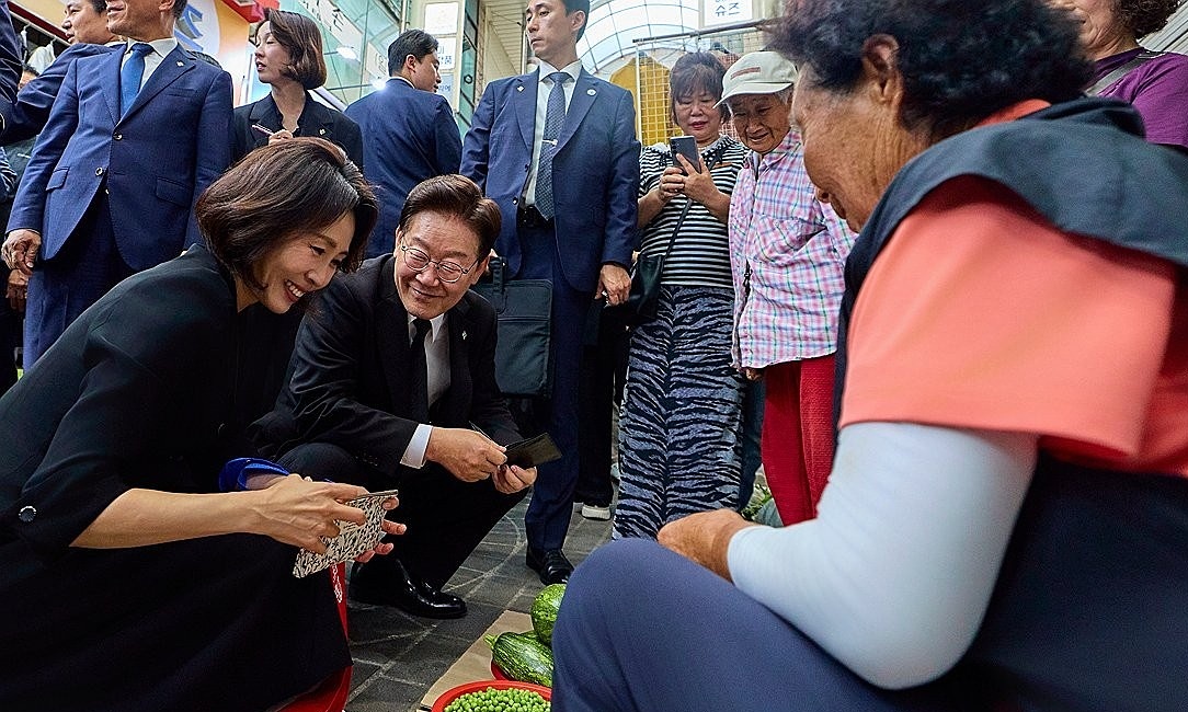 South Korean president draws attention for insisting on paying for his wife
