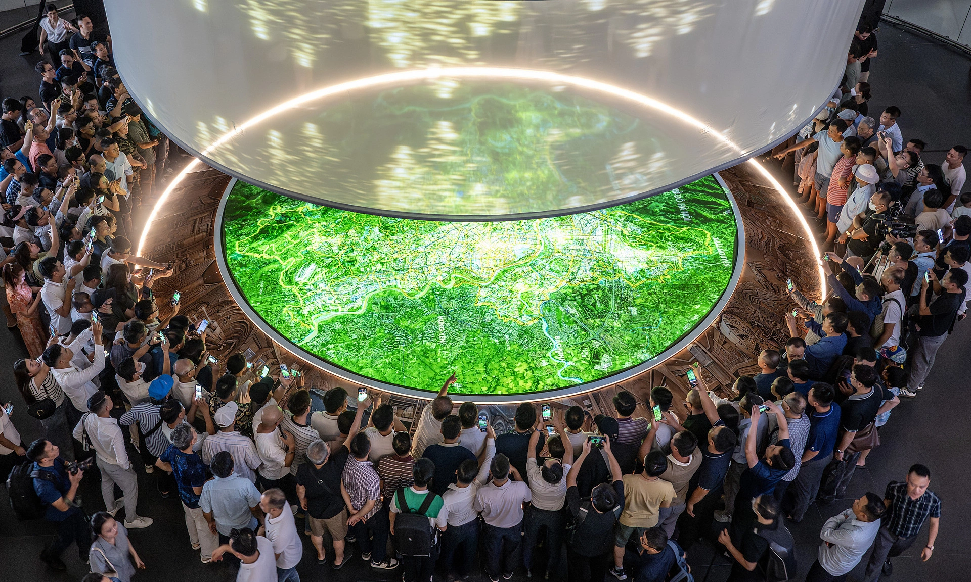 Thousands view Hanoi master plan model with 100-year vision