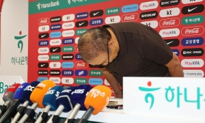 Park bows in apology after South Korea's World Cup failure