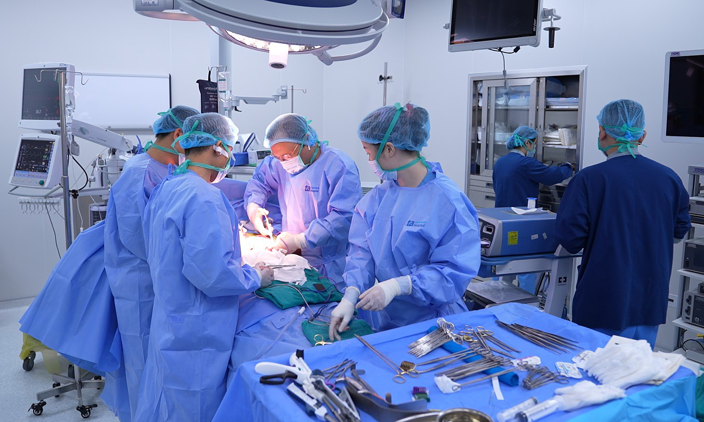 Curative colon cancer surgery for a patient with cirrhosis