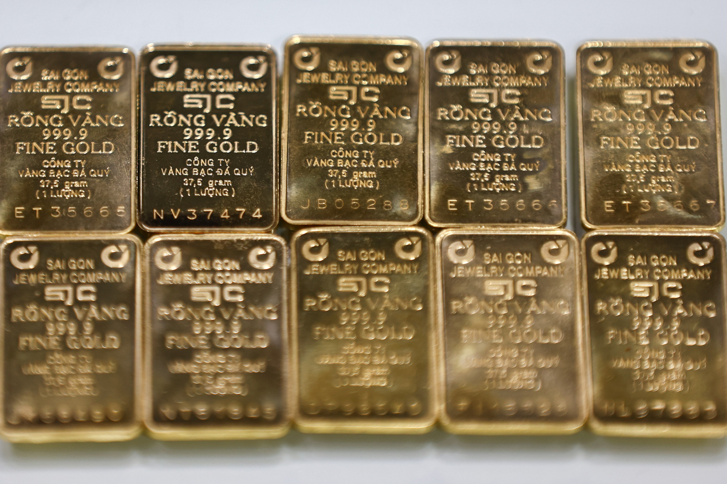 Gold bar price drops by 2 million dong